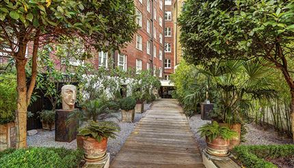 39 HILL STREET, London, W1J