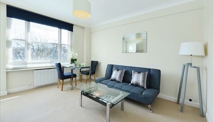 39 HILL STREET, London, W1J